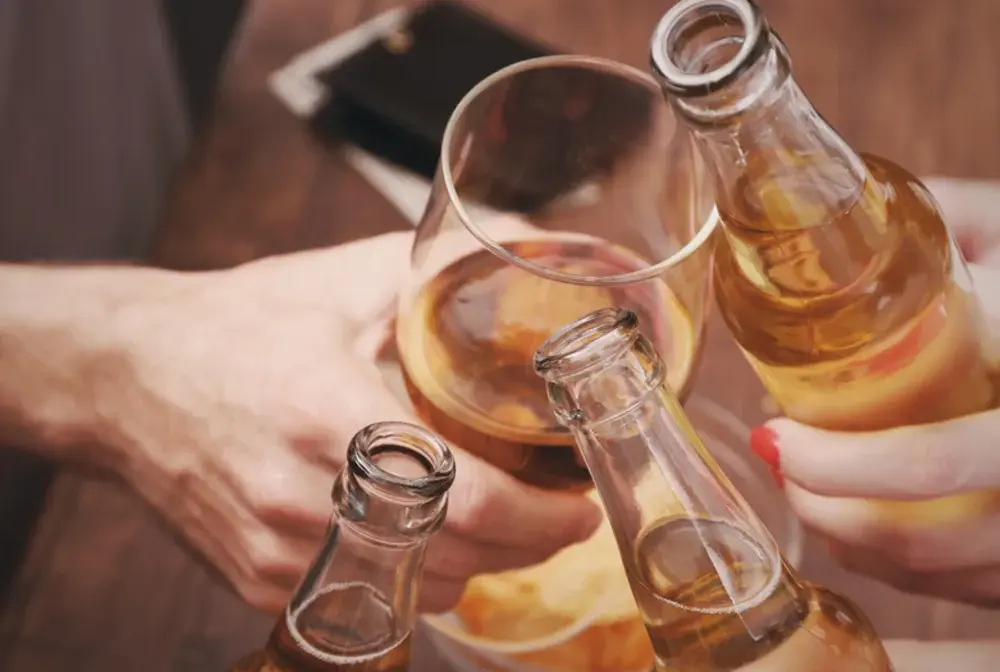 Alkohol po szczepieniu - Kiedy można, a kiedy lepiej unikać?