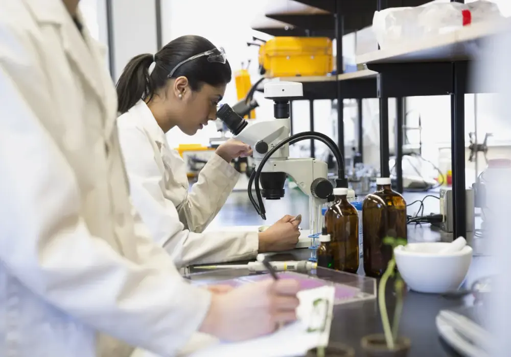 Ile zarabia pracownik laboratorium? Zaskakujące różnice w wynagrodzeniach
