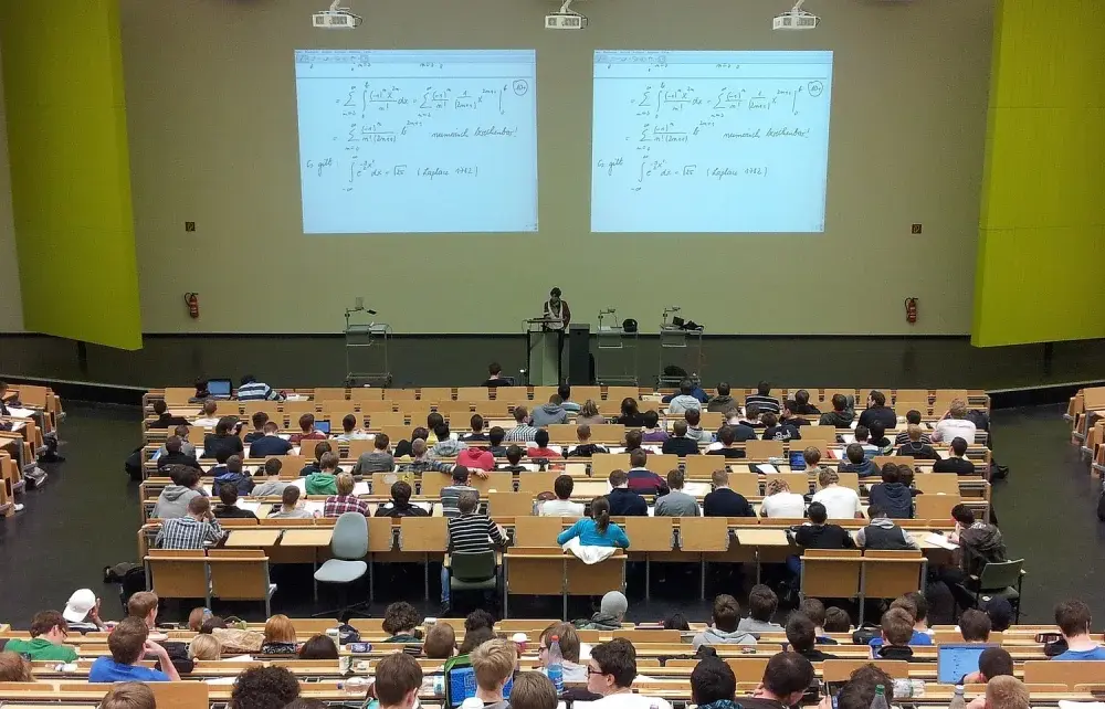 Czym się różnią laboratoria od ćwiczeń? Kluczowe różnice na studiach