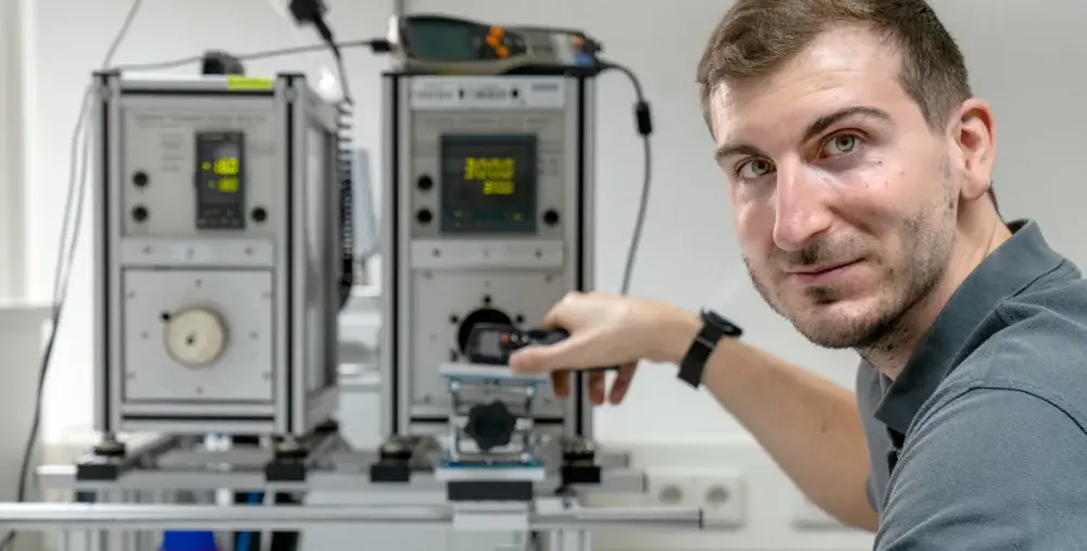 Jaka temperatura w laboratorium pomiarowym zapewnia dokładność pomiarów?