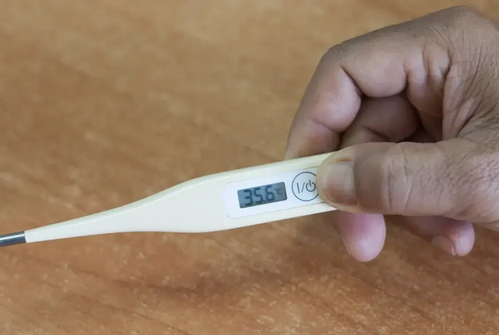 Niska temperatura COVID-19 - Kiedy to objaw alarmowy?