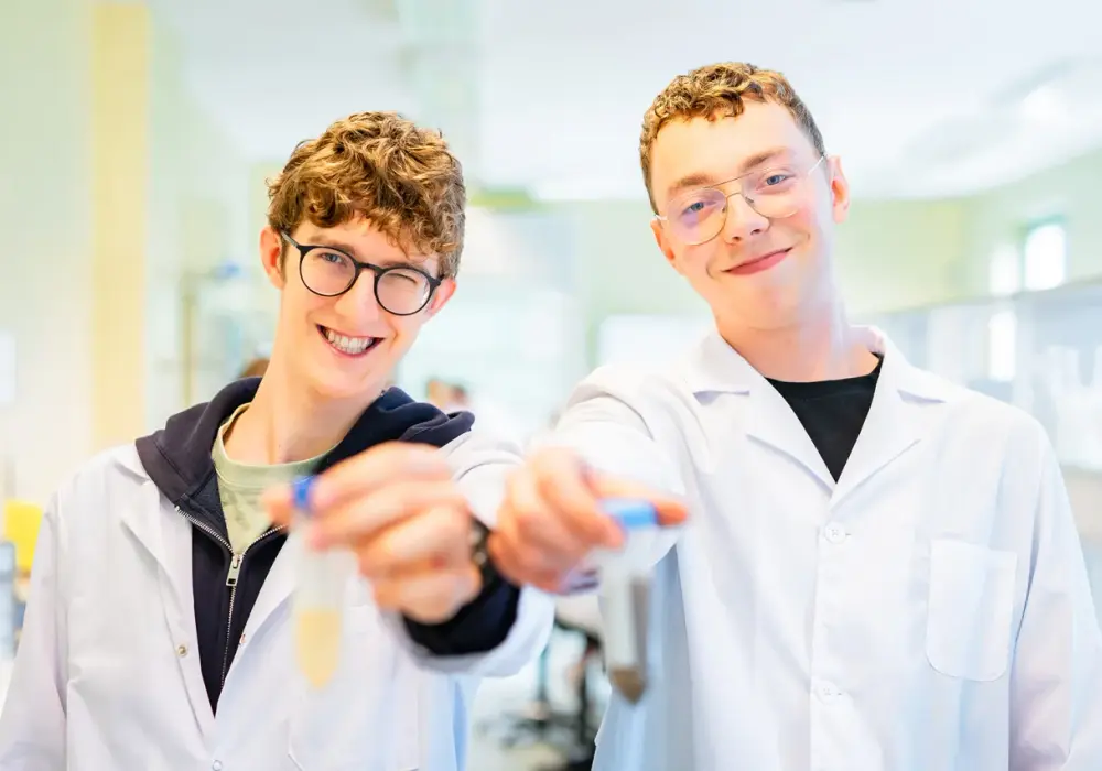 Jakie studia są potrzebne do pracy w laboratorium? Odkryj wymagania