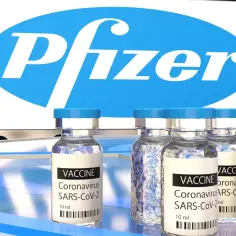 Szczepionki Pfizer na COVID-19 w ampułkach, gotowe do użycia.