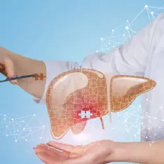 Dłoń chirurga z pęsetą składa wątrobę z puzzli, symbolizując nadzieję na przeszczep wątroby.