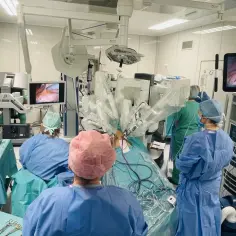 Zespół chirurgów pracuje z robotem da Vinci podczas operacji.