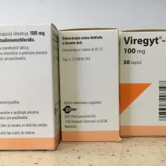 Opakowanie leku Viregyt-K, 100 mg, 50 kapsułek. Każda kapsułka zawiera 100 mg amantadyny.