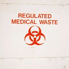 Oznakowanie "REGULATED MEDICAL WASTE" z symbolem biohazard. Oznacza to, że mamy do czynienia z odpadami medycznymi, które wymagają specjalnego traktowania.