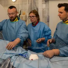 Zespół medyczny przeprowadza zabieg krioablacji, precyzyjnie działając na pacjenta.