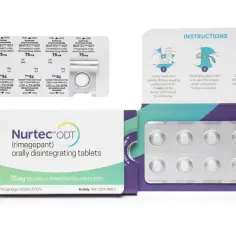 Opakowanie leku Nurtec™ ODT (rymegepant) zawiera 8 tabletek doustnie rozpadających się. Instrukcja pokazuje, jak je otworzyć i przyjąć.