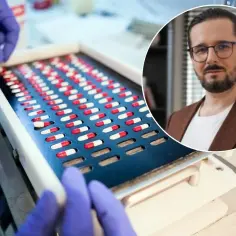 Naukowcy pracują nad nowym lekiem na raka. Widać produkcję kapsułek w laboratorium i portret badacza.