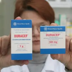Dwie paczki leku Duracef, zawierające cefadroksyl. Czy to silny antybiotyk?