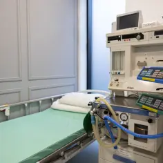 Łóżko szpitalne i aparat do znieczulenia ogólnego na 15 minut.