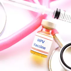 Szczepionka HPV, strzykawka i stetoskop. Gardasil 9 schemat szczepienia to klucz do ochrony.