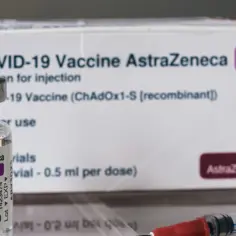 Szczepionka AstraZeneca COVID-19 w fiolce i pudełku, gotowa do użycia.