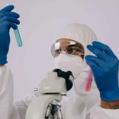 Kto pracuje w laboratorium medycznym? Poznaj kluczowe role i obowiązki