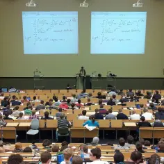 Czym się różnią laboratoria od ćwiczeń? Kluczowe różnice na studiach