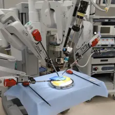 Robot da Vinci cena: zaawansowany system chirurgiczny w sali operacyjnej, gotowy do precyzyjnych zabiegów.