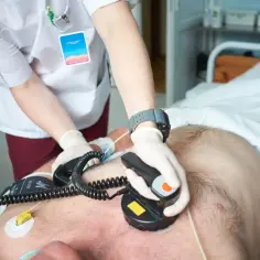 Kardiowersja na czym polega? Zabieg przywracający prawidłowy rytm serca za pomocą impulsu elektrycznego.