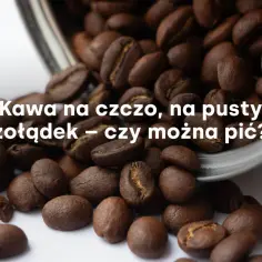 Ziarna kawy rozsypane z pojemnika. Czy można pić kawę na czczo, na pusty żołądek?