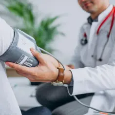 Lekarz mierzy ciśnienie pacjentowi. Dowiedz się, jak obniżyć ciśnienie w 5 minut.