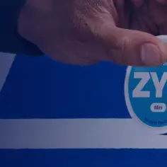Dłoń trzyma okrągłe opakowanie ZYN. Ten wyrób szkodzi Twojemu zdrowiu.