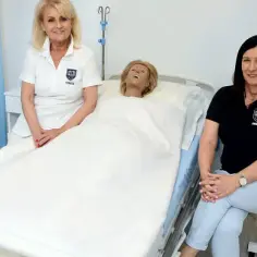 Czy opiekun medyczny może podawać leki? Odkryj ważne ograniczenia