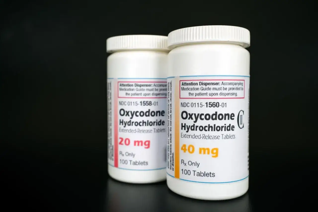 Dwie butelki leku Oxycodone Hydrochloride Extended-Release Tablets, jedna z dawką 20 mg, druga 40 mg.