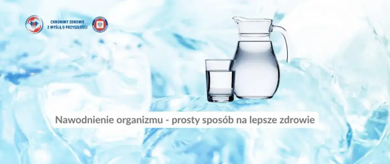 Dzbanek i szklanka wody na tle lodowych kryształów. Pamiętaj o odpowiedniej ilości wody dziennie dla lepszego zdrowia.