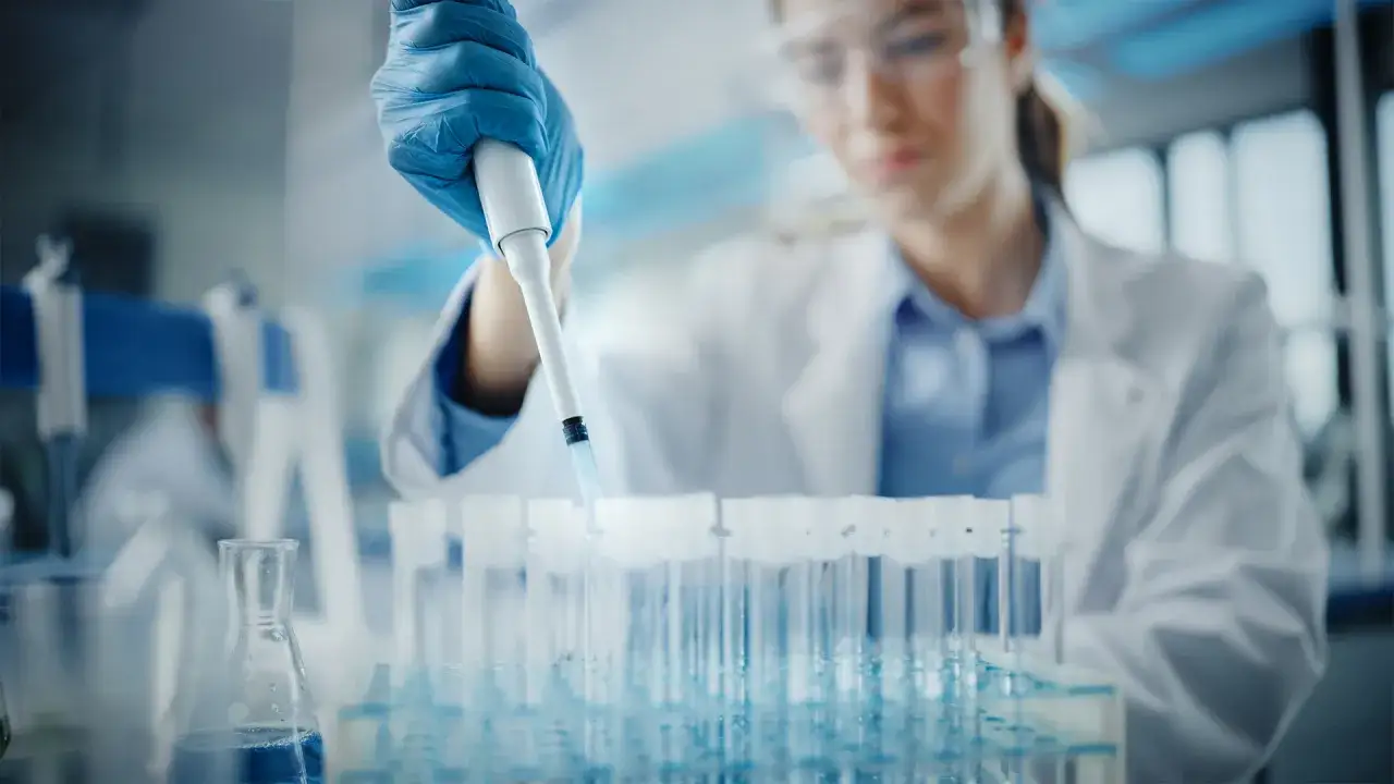 Zdjęcie Co to jest laboratorium mikrobiologiczne i jakie ma znaczenie w diagnostyce?