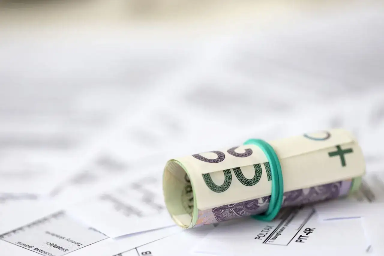 Zrolowane banknoty na dokumentach podatkowych. Ulga rehabilitacyjna 2280 ile zwrotu?