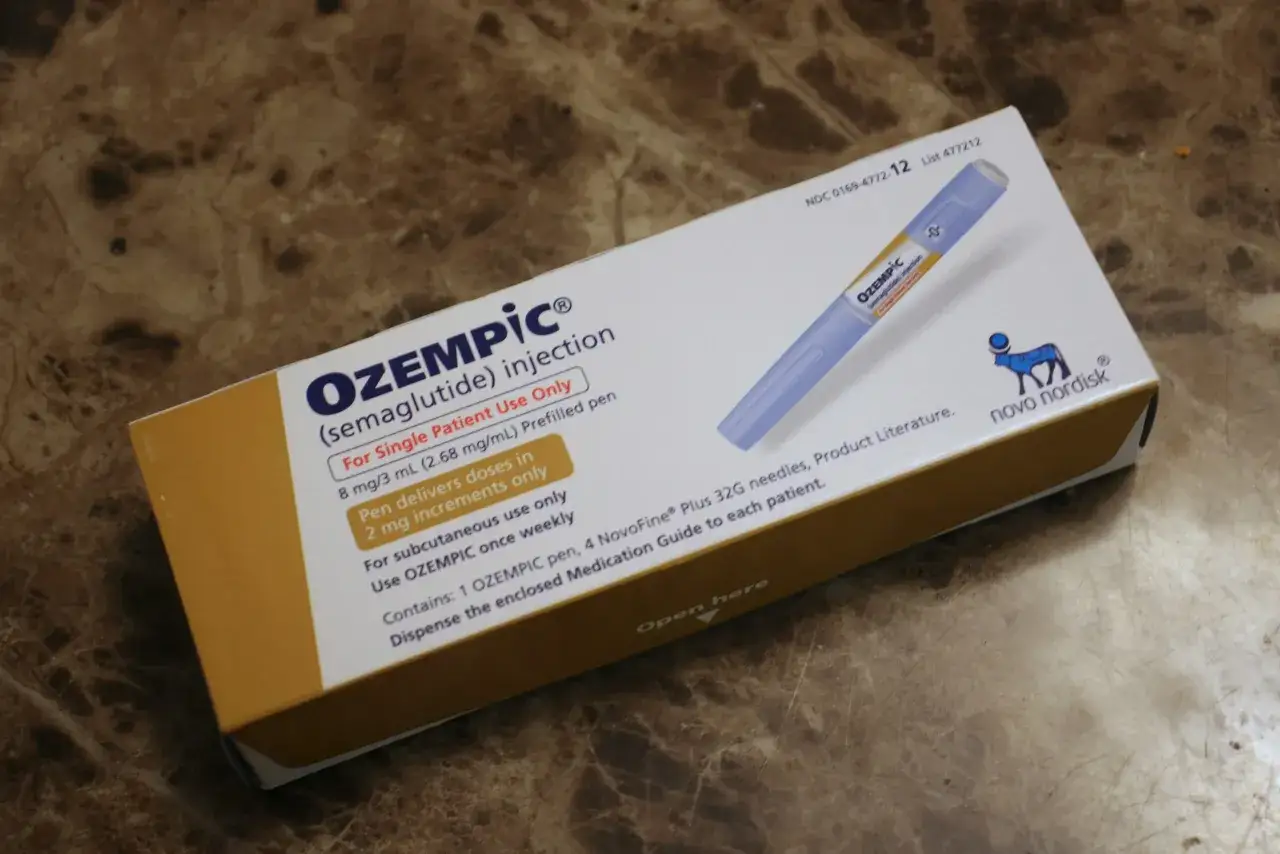Pudełko leku Ozempic, którego producentem jest Novo Nordisk. Zawiera wstrzykiwacz do podskórnego stosowania raz w tygodniu.
