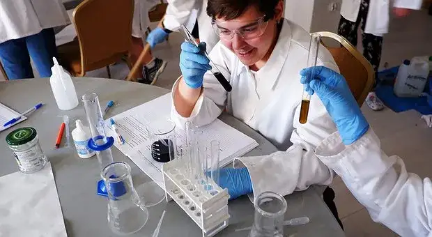 Zdjęcie Co to jest laboratorium chemiczne? Poznaj jego funkcje i zastosowania