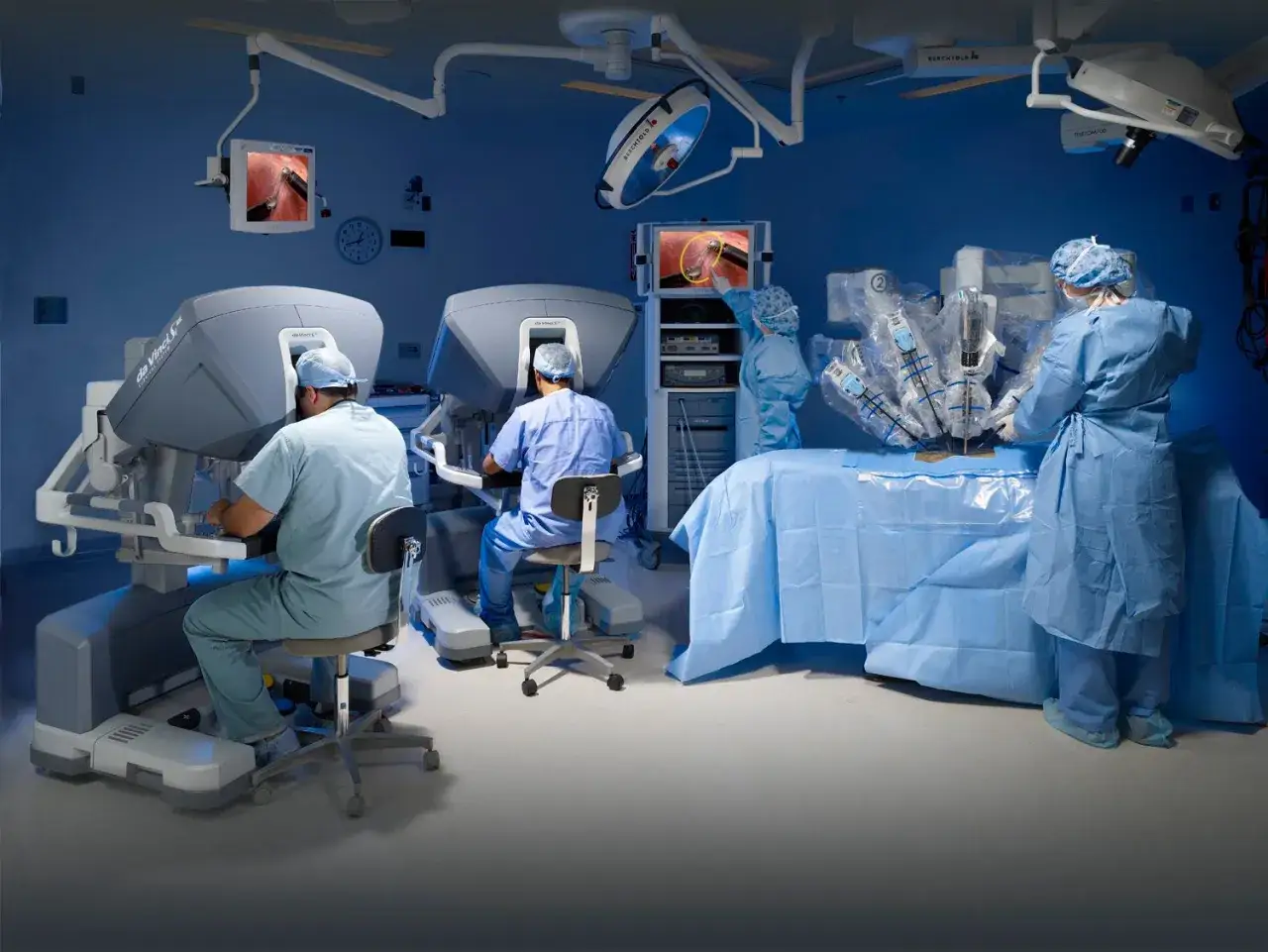 Chirurdzy sterują robotem da Vinci, który wykonuje precyzyjne zabiegi. Robot da Vinci cena jest wysoka, ale inwestycja w technologię się opłaca.