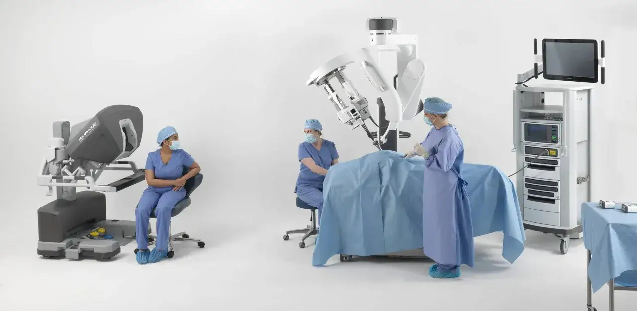 Zespół medyczny pracuje z robotem da Vinci, który wspiera operacje.