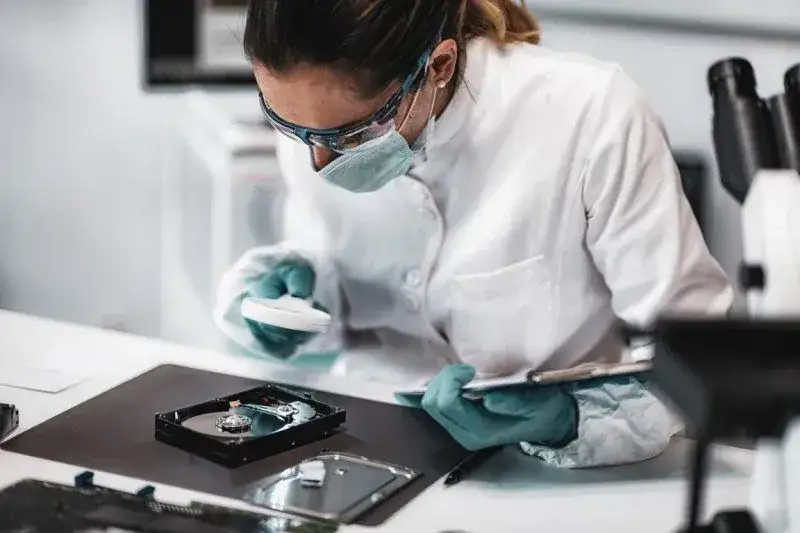 Zdjęcie Na czym polega praca w laboratorium kryminalistycznym? Odkryj tajniki analizy dowodów