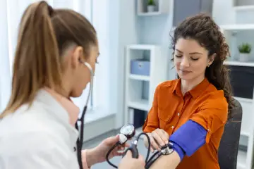 Lekarka mierzy ciśnienie pacjentce, które wynosi 160/100.