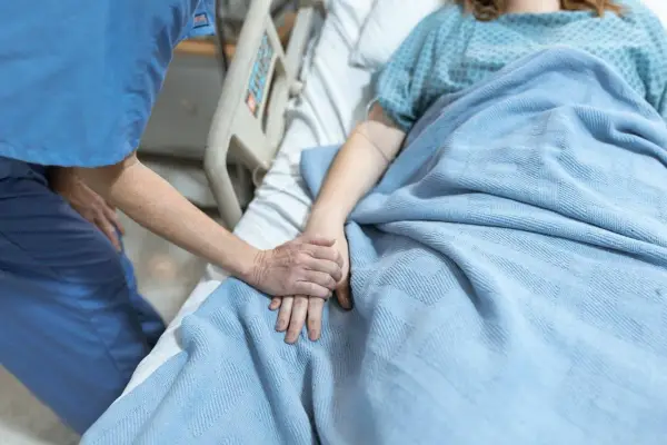 Opieka paliatywna w szpitalu - Kiedy warto? Poradnik dla rodzin