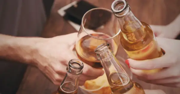 Alkohol po szczepieniu - Kiedy można, a kiedy lepiej unikać?