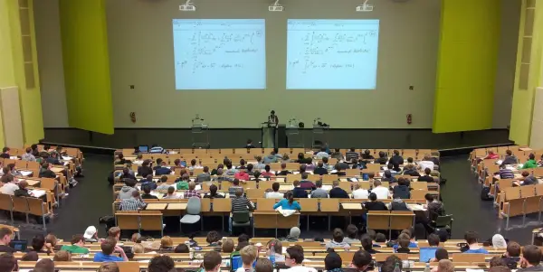 Czym się różnią laboratoria od ćwiczeń? Kluczowe różnice na studiach