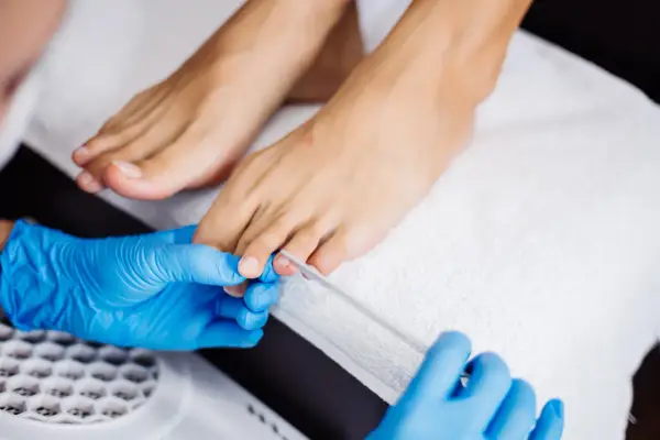 Praca siedząca lub stojąca? Oto dlaczego pedicure podologiczny powinien być obowiązkowy