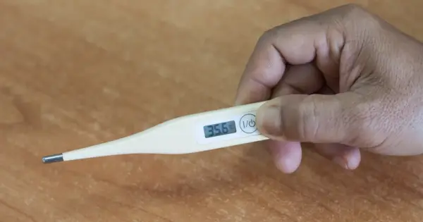 Niska temperatura COVID-19 - Kiedy to objaw alarmowy?