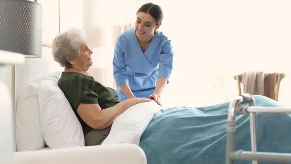 Hospicjum - opieka, która ratuje komfort. Jak skorzystać z NFZ?