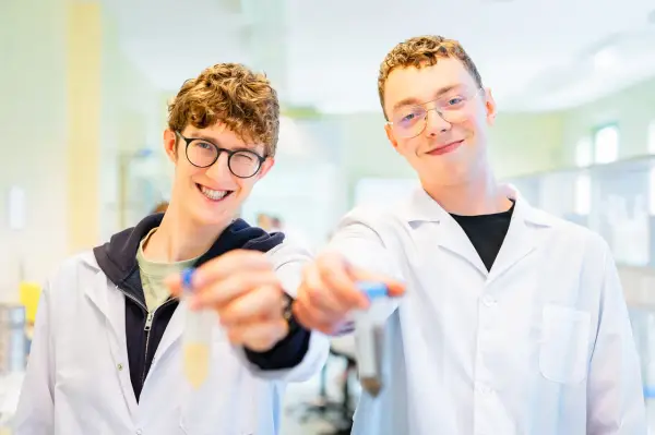 Jakie studia są potrzebne do pracy w laboratorium? Odkryj wymagania